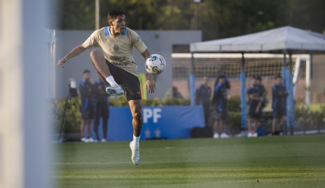 La Selección Argentina se entrena y viaja a Paraguay